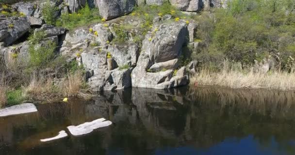 鸟瞰大花岗岩巨石和岩石在一个深峡谷与快速河 — 图库视频影像