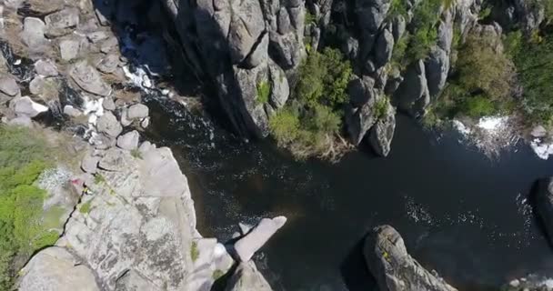 Luftaufnahme Große Granitblöcke Und Felsen Einer Tiefen Schlucht Mit Schnellem — Stockvideo