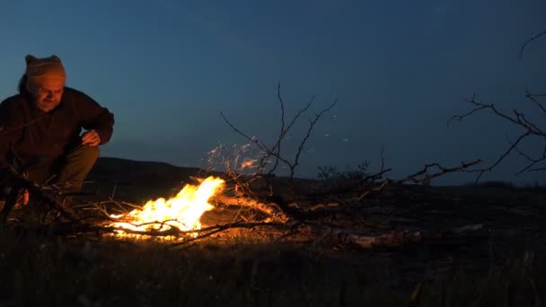 Mogen Man Bryter Och Skär Torr Branche Träd För Brasa — Stockvideo