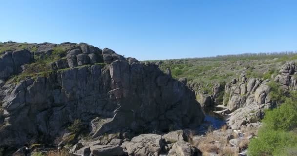 Vue Aérienne Paysage Estival Sur Canyon Rivière Rapide Fond Falaise — Video