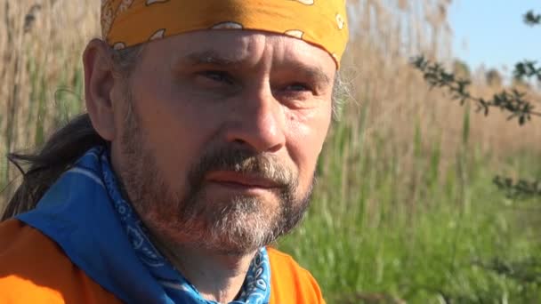 在自然界中成熟的人的肖像 胡子的旅行者在手帕微笑 — 图库视频影像