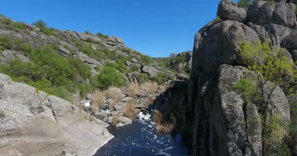 Flygfoto Grupp Turister Djup Kanjon Bland Klipporna Bergslandskap — Stockvideo