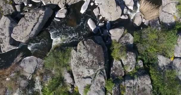 深みのある渓谷の高速川を上向きに下から移動 航空写真ビュー — ストック動画