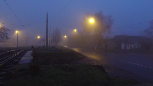 Tramrails Dwarsliggers Nacht Stad Temidden Van Dikke Mist Nacht Stad — Stockvideo