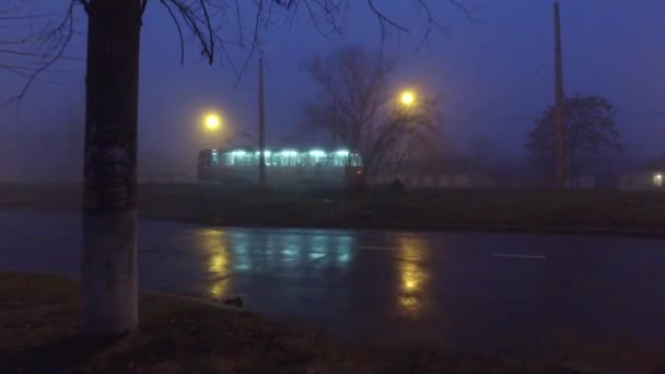 Tram Lungo Strade Alta Città Periferia Trasporto Municipale Passeggeri Notte — Video Stock