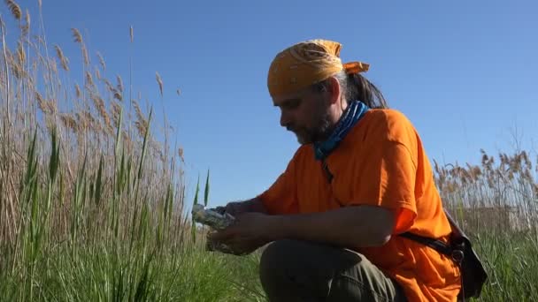 Man Reiziger Een Sandwich Natuur Met Een Baard Een Bandana — Stockvideo