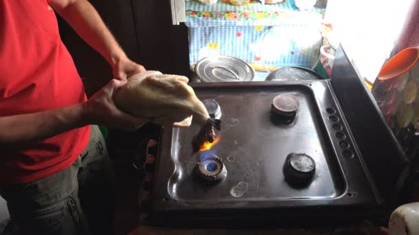 Мужские Руки Держат Сырую Органическую Курицу Поджаривают Над Газовой Плитой — стоковое видео