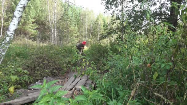 Mogen Manlig Resenär Med Ryggsäck Promenader Försiktigt Längs Gamla Förstörda — Stockvideo