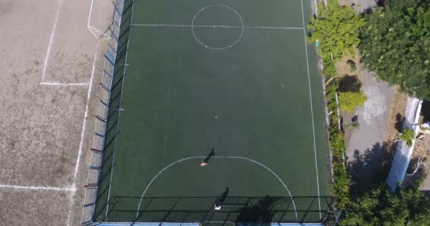 Los Niños Juegan Fútbol Viejo Estadio Ciudad Zona Juegos Vista — Vídeo de stock