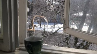 Sıcak kahve eski pencere kenarında şehir kış caddeye bakan açık bir pencere ile olduğunu.