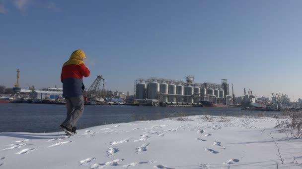 Männlicher Arbeiter Läuft Ufer Eines Winterflusses Vor Dem Hintergrund Einer — Stockvideo