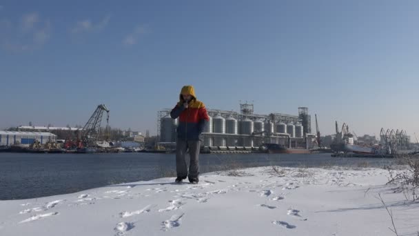 Männlicher Arbeiter Läuft Ufer Eines Winterflusses Vor Dem Hintergrund Einer — Stockvideo