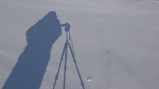 Schatten Eines Mannes Journalist Schnee Kameramann Mit Kamera Und Stativ — Stockvideo