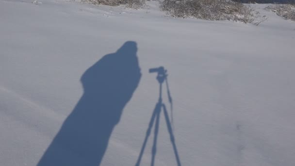 Тінь Чоловіка Журналіста Снігу Оператор Фотоапаратом Штативом — стокове відео