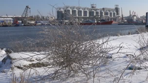 Mykolaiv Ucrânia Mar 2018 Navio Vermelho Navegando Rio Congelado Dia — Vídeo de Stock
