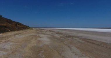 Bir beyaz tuz gölü, beyaz manzara ufuk için hava görünümünü. Ufukta uçan kuşlar martılar