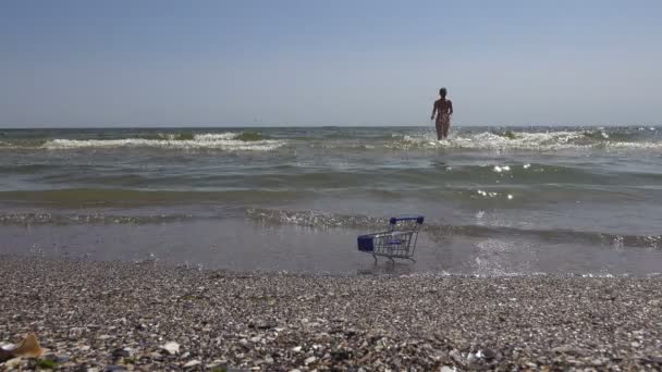 Glad Flicka Bikini Körs Vågor Sommaren Havet Förbi Stormarknad Vagn — Stockvideo