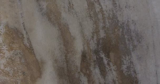 Vue aérienne du lac salé sec en été. Vue abstraite du motif verticalement vers le bas 