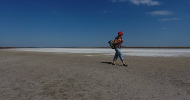 Viajero Femenino Maduro Con Una Mochila Camina Sobre Fondo Aceitoso — Vídeos de Stock