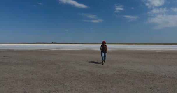 Flygfoto Mogen Kvinnlig Resenär Med Ryggsäck Promenader Leriga Fet Botten — Stockvideo