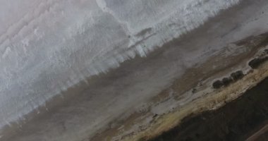 Kuru Tuz Gölü yaz aylarında hava görünümünü. Soyut desen görünümü dikey olarak aşağı