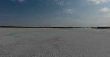 Bir beyaz tuz gölü, beyaz manzara ufuk için hava görünümünü. Ufukta uçan kuşlar martılar