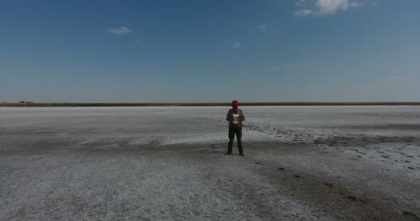 Vista Superior Operador Con Dron Control Remoto Lago Sal Blanca — Vídeos de Stock