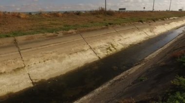 Tarım alanları, sulama ve su kaynakları arasında arazi ıslahı için kurumuş su kanalı