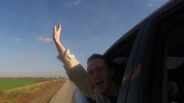 Jong Meisje Reizen Metgezel Reiziger Liften Glimlacht Vrolijk Schreeuwt Gluurt — Stockvideo