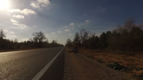 Zralý Muž Turistické Stopaře Sedí Silnici Batohem Poblíž Zemi Zvedací — Stock video