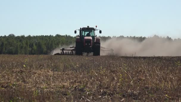 Traktor Plöjer Såmaskinen Med Torr Svart Jord Sår Vete Ett — Stockvideo