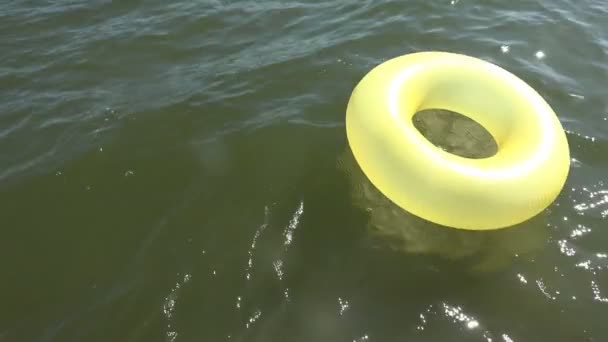 Lifebuoy Lost Stormy Sea Swimming Circle Yellow Spot Dark Water — Αρχείο Βίντεο