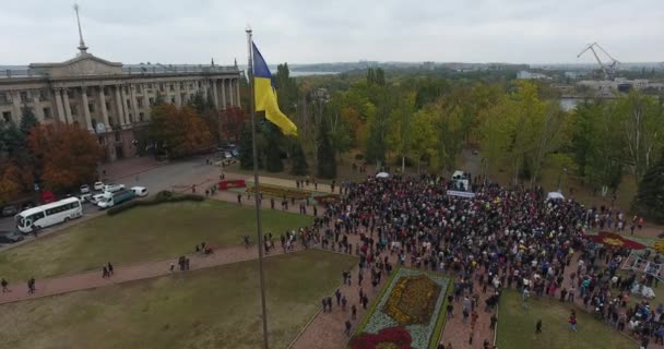 Mykolaiv ウクライナ 10月15 2017 市の広場で政治集会に来た人々にウクライナの旗からのトップビュー — ストック動画