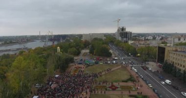 Şehir meydanının havadan görünüşü, insanlar Meydan 'da bir gösteri için toplandı.