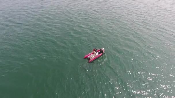Luchtfoto Twee Duikers Duiken Onder Water Van Rode Boot Tussen — Stockvideo