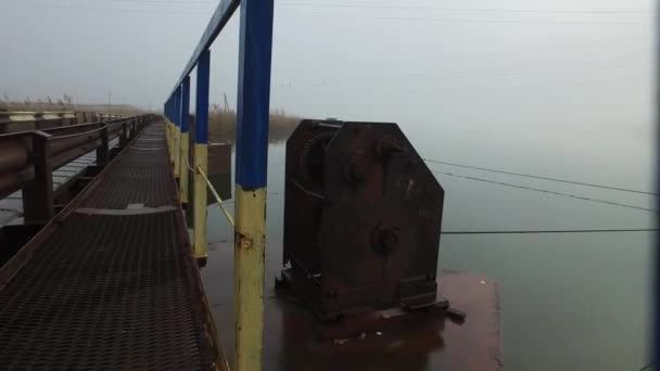 Металлический Плавающий Мост Через Реку Рано Утром Туманом Капли Росы — стоковое видео