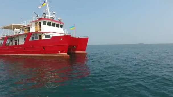 Πάνω Άποψη Του Κόκκινου Καταμαράν Στην Ανοιχτή Θάλασσα Στέκεται Στο — Αρχείο Βίντεο
