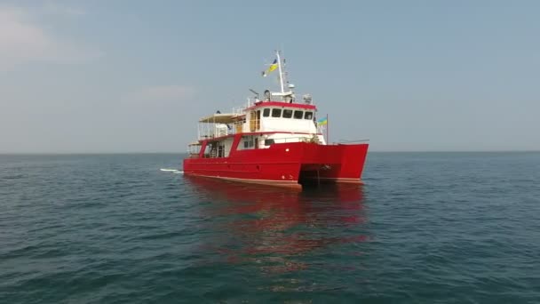 Vista Dall Alto Del Catamarano Rosso Mare Aperto Erge Sulla — Video Stock