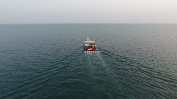 Vue Dessus Catamaran Rouge Pleine Mer Pleine Vitesse Sur Eau — Video