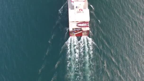 Vue Dessus Catamaran Rouge Pleine Mer Pleine Vitesse Sur Eau — Video