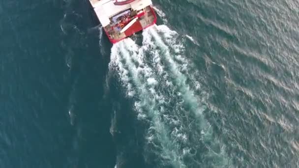 Widok Góry Czerwony Katamaran Otwartym Morzu Idzie Pełną Prędkością Spokojnej — Wideo stockowe