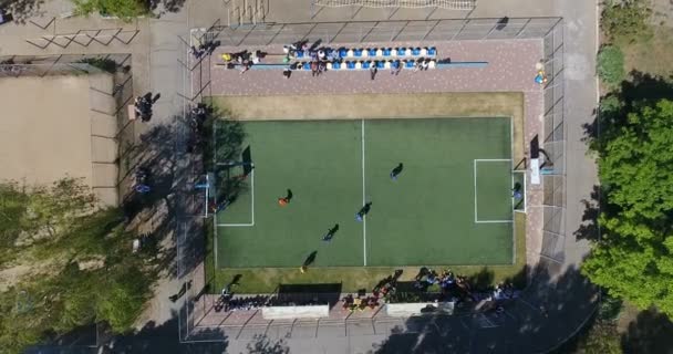 Vista Aérea Campo Futebol Verde Com Crianças Jogadores Estádio Escola — Vídeo de Stock