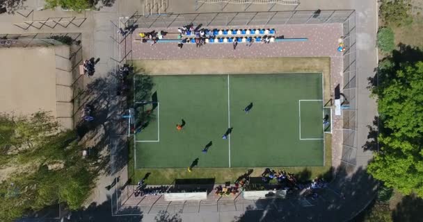 Vista Aérea Campo Futebol Verde Com Crianças Jogadores Estádio Escola — Vídeo de Stock