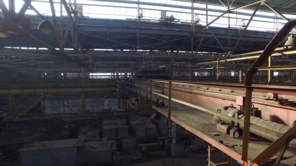 从工厂的顶层平台观看并移动 旧船厂大机库中的金属结构 杆子和机械装置 — 图库视频影像