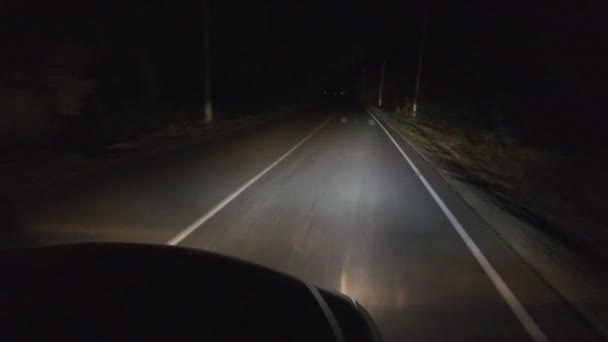 Movimento Carro Noite Com Faróis Meio Escuridão Total Apenas Estrada — Vídeo de Stock