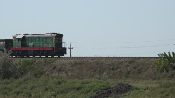 Oude Diesellocomotief Met Goederenwagons Rijdt Spoorlijn Aan Horizon Tegen Blauwe — Stockvideo