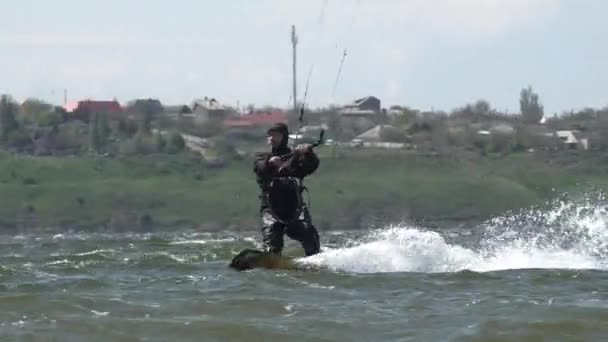 Άνθρωπος Στο Kiteboarding Επίσης Γνωστή Kitesurfing Δράση Αθλητισμού Που Συνδυάζει — Αρχείο Βίντεο