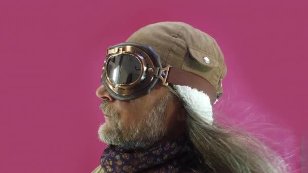 Pembe Arka Planda Gözlüklü Uçan Eski Kasklı Bir Erkek Havacının — Stok video