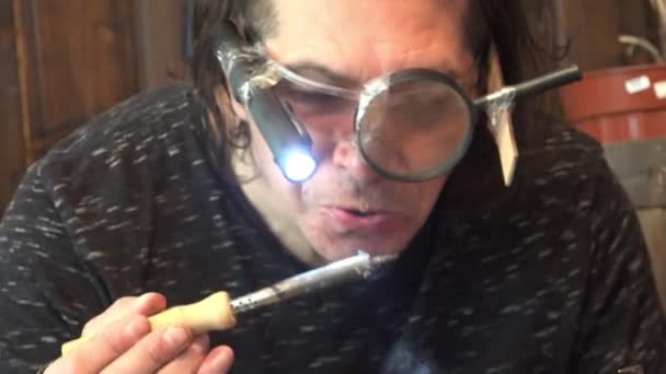 Büyüteçli Gözlüklü Çılgın Tamirci Lehim Aletli Bilgisayar Panosu — Stok video