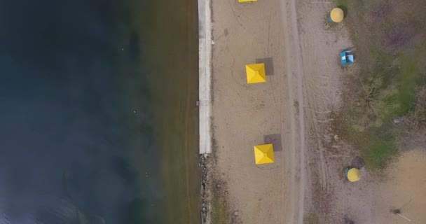 Flygfoto Till Stranden Med Parasoller Och Gul Sand Drake Monster — Stockvideo